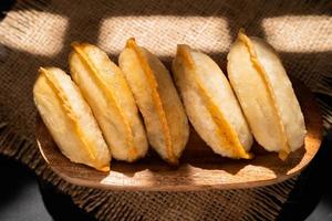 cireng met kip vulling in een houten schaal. cireng is een traditioneel west Javaans voedsel gemaakt van tapioca meel foto