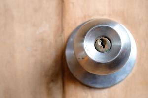 roestvrij deurknop en sleutelgat Aan oud houten deur, macro schot foto