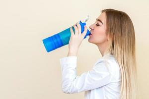 vrouw drinkwater uit de fles foto