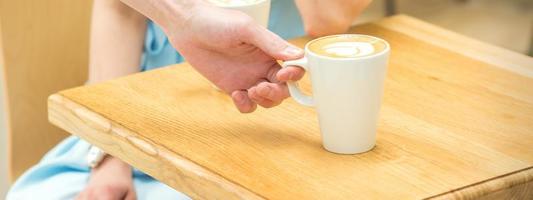 ober zet een kop van koffie foto