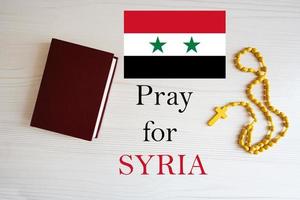 bidden voor Syrië. rozenkrans en heilig Bijbel achtergrond. foto