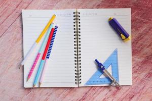 bovenaanzicht van schoolbenodigdheden op tafel met kopie ruimte foto