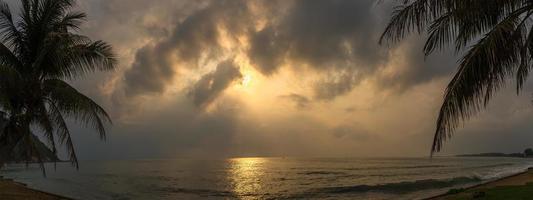 zonsondergang met dramatisch wolk over- zee foto