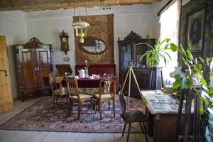 oud elegant historisch edele kamer in een land landhuis huis foto