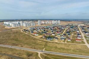 antenne panoramisch visie over- bouw van nieuw modern woon- complex met hoogbouw gebouwen in stad- foto