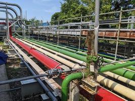 water komt eraan uit van pijp luchten wanneer doorspoelen de onderhoud water. de foto is geschikt naar gebruik voor industrie achtergrond fotografie, macht fabriek poster en elektriciteit inhoud media.