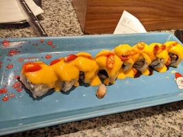 dichtbij omhoog sushi Tamago mayonaise met toping kaas ceder. de foto is geschikt naar gebruik voor Japan traditioneel voedsel achtergrond, poster en voedsel inhoud media.