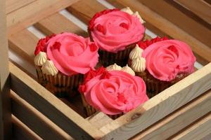 roze cupcakes Aan structuur achtergrond foto