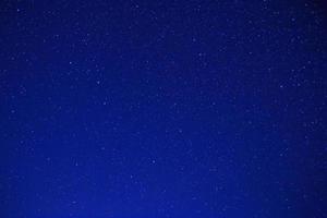 visie Aan ursa majoor en ursa minor sterrenbeelden in nacht lucht foto