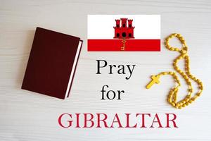 bidden voor Gibraltar. rozenkrans en heilig Bijbel achtergrond. foto