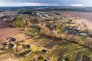 panoramisch antenne visie van privaat ontwikkeling met land huizen of dorp foto