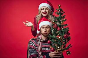 vrouw De volgende naar Mens familie portret Kerstmis boom decoratie vakantie foto