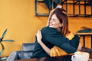 jong paar zittend in een restaurant chatten dating foto