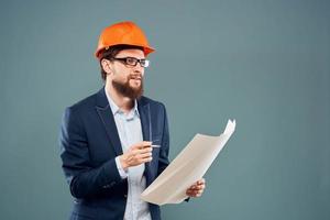 Mens in veiligheid pak oranje helm bouw industrie professioneel foto