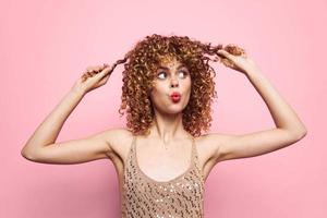 charmant model- gekruld haar- rood lippen kijken in kant charme helder bedenken foto