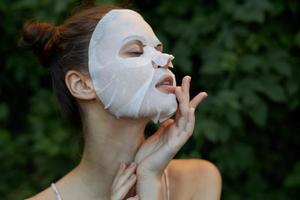 mooi hoor vrouw anti-veroudering masker aanraken zijn gezicht met zijn hand- kant visie huid foto