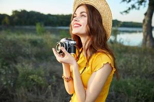 vrouw fotograaf met camera op zoek omhoog hoed natuur levensstijl foto