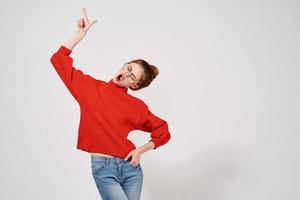 mooi vrouw in een rood trui levensstijl geïsoleerd achtergrond foto