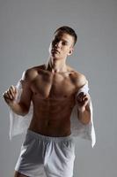 knap sportief Mens bodybuilder wit handdoek levensstijl geschiktheid foto