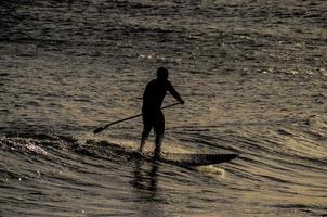silhouetten van een surfer foto