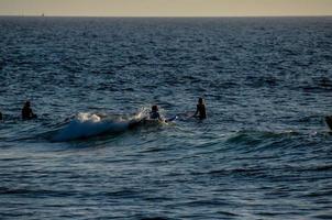 silhouetten van surfers foto