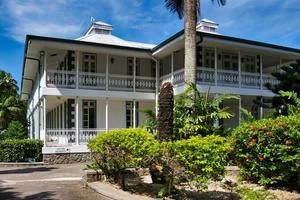 mahe, Seychellen, 2.04.2023 ministerie van buitenlands zaken kantoor, een koloniaal stijl gebouw in de buurt stad- Victoria foto