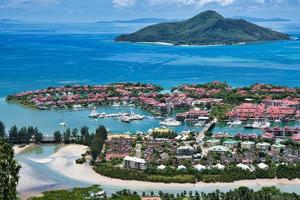 visie van Eden eiland, st anne eiland, praslin en la cijfer en de marinier park van st anne, mahe Seychellen. foto