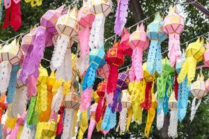 kleurrijk hangende lantaarns verlichting in loy krathong festival Bij noordelijk van Thailand foto