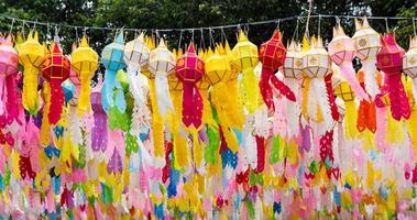 kleurrijk hangende lantaarns verlichting in loy krathong festival Bij noordelijk van Thailand foto