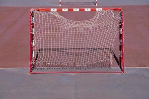 oude sportuitrusting voor straatvoetbal goal foto