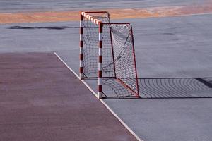 oude sportuitrusting voor straatvoetbal goal foto