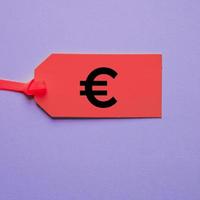 euro teken Aan de rood prijs label voor verkoop foto