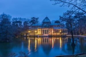 de palacio de cristal glas paleis is een 19e eeuw serre gelegen in de buen terugtrekken park in Madrid Spanje het is momenteel gebruikt voor kunst tentoonstellingen. foto