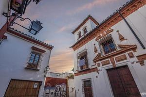 Cordoba straten en wit geschilderd huizen met origineel architectuur foto