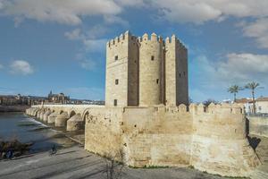 de moskee welke was gebouwd wanneer de stad van Cordoba gelegen in de Andalusië regio was onder de regel van moslims is gebruikt net zo een mezquita en een kerk vandaag. foto