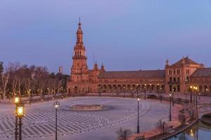 plein de espana is een plein gelegen in sevilla, Spanje en was gebouwd voor de Iberisch-Amerikaans expo, en het heeft een belangrijk plaats in Spaans architectuur foto