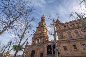 plein de espana is een plein gelegen in sevilla, Spanje en was gebouwd voor de Iberisch-Amerikaans expo, en het heeft een belangrijk plaats in Spaans architectuur foto