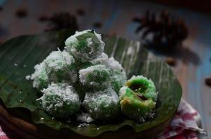 klepon of kelepon is een van Indonesië's traditioneel cakes gemaakt van kleverig rijst- meel welke is vormig Leuk vinden klein ballen en gevulde met bruin suiker en vervolgens gekookt foto