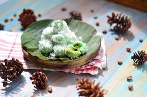 klepon of kelepon is een van Indonesië's traditioneel cakes gemaakt van kleverig rijst- meel welke is vormig Leuk vinden klein ballen en gevulde met bruin suiker en vervolgens gekookt foto