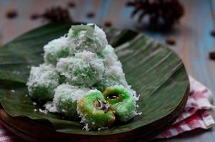 klepon of kelepon is een van Indonesië's traditioneel cakes gemaakt van kleverig rijst- meel welke is vormig Leuk vinden klein ballen en gevulde met bruin suiker en vervolgens gekookt foto