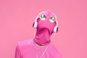 creatief gek roze foto Aan een roze achtergrond met roze kleren en accessoires, cyberpunk concept en conceptuele kunst fotografie