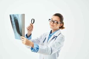 vrouw dokter röntgenstraal wit jas diagnose behandeling foto