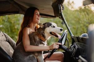 vrouw en haar schor hond gelukkig op reis in auto glimlach met tanden herfst wandelen met huisdier, reizen met hond vriend foto