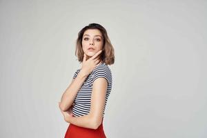 mooi vrouw in modieus kleren rood rok poseren studio foto