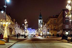 straten Bij nacht met decoraties voor Kerstmis Warschau Polen in de stad centrum foto