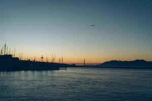 zeemeeuw die over de oceaan in san francisco vliegt foto