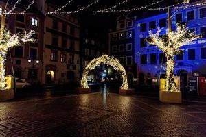 straten Bij nacht met decoraties voor Kerstmis Warschau Polen in de stad centrum foto