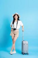 portret van mooi Aziatisch meisje reizend, geïsoleerd Aan wit achtergrond foto
