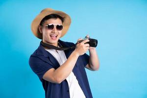 reizen Aziatisch Mens portret, geïsoleerd Aan blauw achtergrond foto