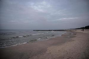 landschap door de Baltisch zee Aan een kalmte grijs verkoudheid dag in Polen foto